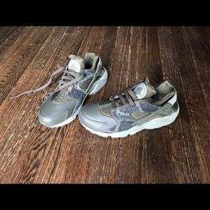 Women’s size 7 Nike Air Hurarache Run Premium